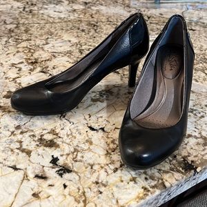 Gently worn Life Stride round toe shoe 2” heel